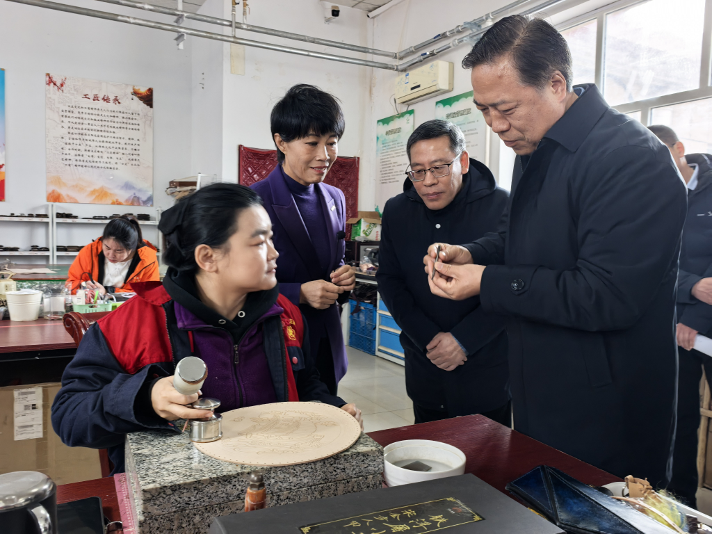 图为调研阳光家园庇护工场